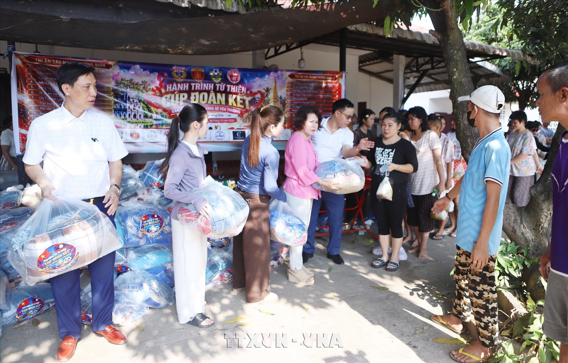ຊາວຫວຽດນາມຢູ່ລາວ ມອບເຄື່ອງຂວັນ 240 ຊຸດ ເພື່ອຊ່ວຍເຫຼືອຜູ້ທີ່ມີສະພາບຄວາມເປັນຢູ່ຫຍຸ້ງຍາກຢູ່ວຽງຈັນ ຊາວຫວຽດນາມຢູ່ລາວ ມອບເຄື່ອງຂວັນ 240 ຊຸດ ເພື່ອຊ່ວຍເຫຼືອຜູ້ທີ່ມີສະພາບຄວາມເປັນຢູ່ຫຍຸ້ງຍາກຢູ່ວຽງຈັນ