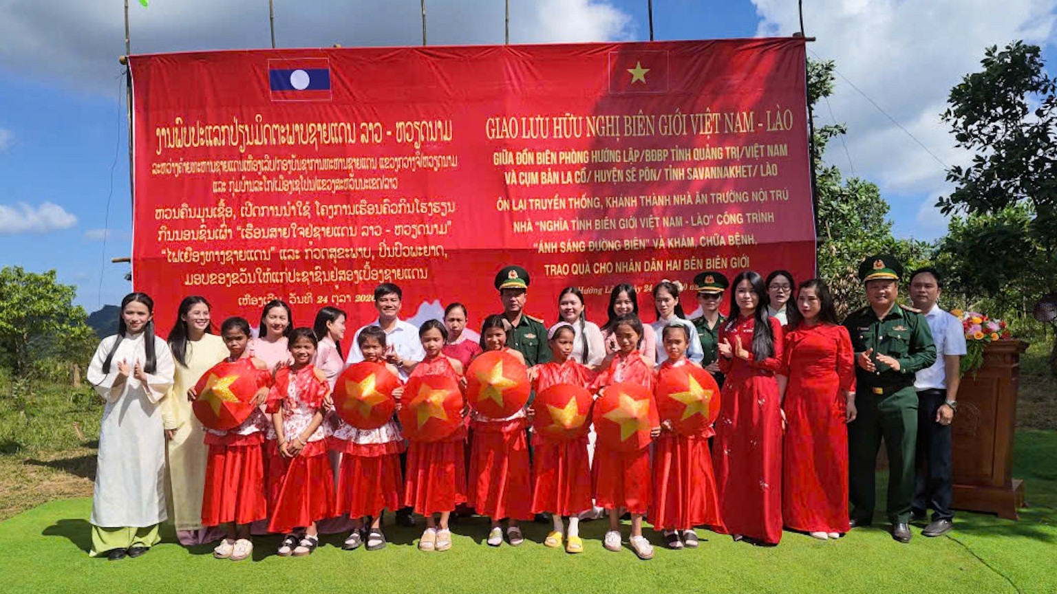 ບັນດາກິດຈະກຳທີ່ເປັນຮູບປະທຳ ເສີມສ້າງມິດຕະພາບຫວຽດນາມ - ລາວ ຢູ່ເຂດຊາຍແດນ
