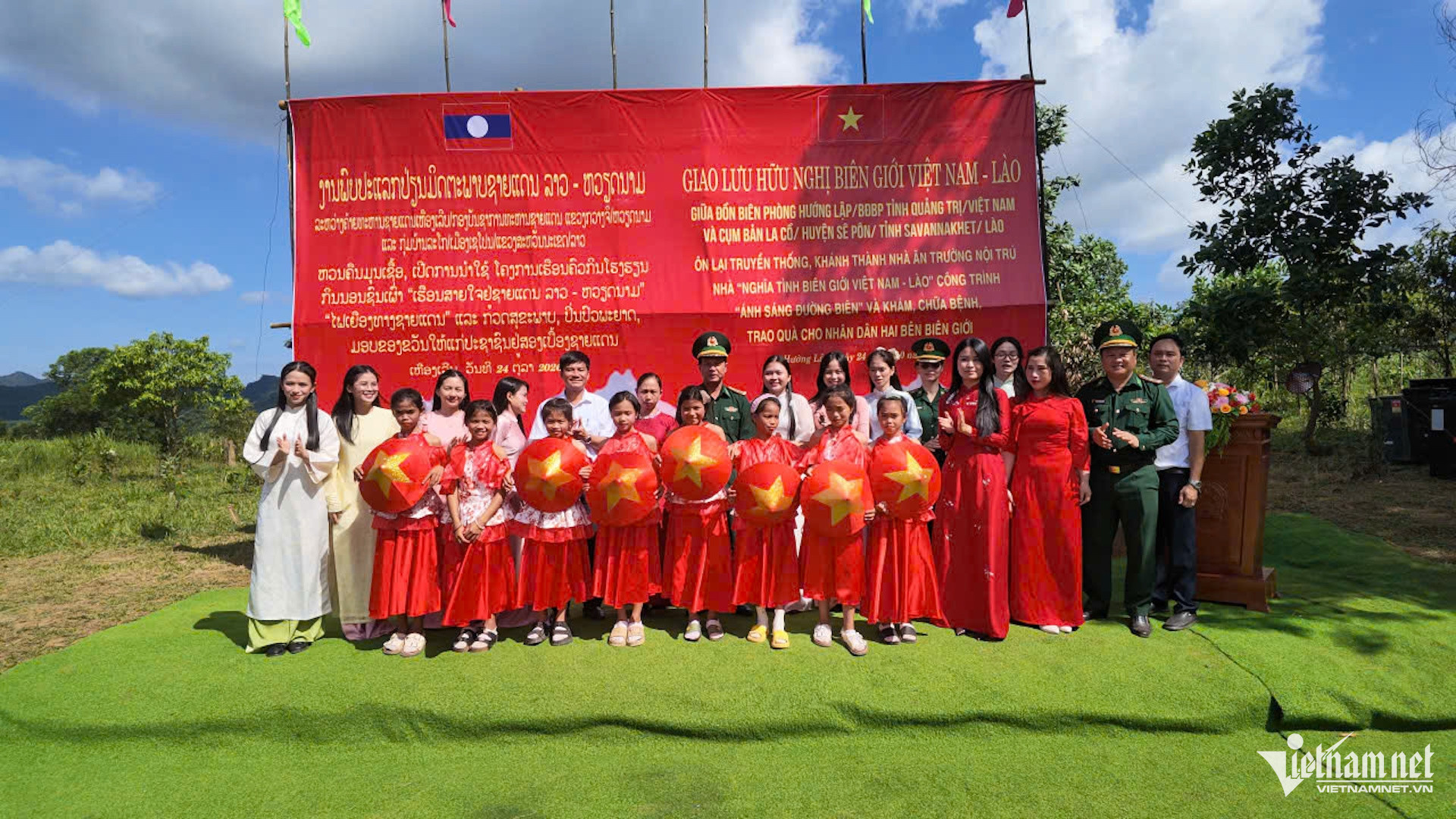 ບັນດາກິດຈະກຳທີ່ເປັນຮູບປະທຳ ເສີມສ້າງມິດຕະພາບຫວຽດນາມ - ລາວ ຢູ່ເຂດຊາຍແດນ