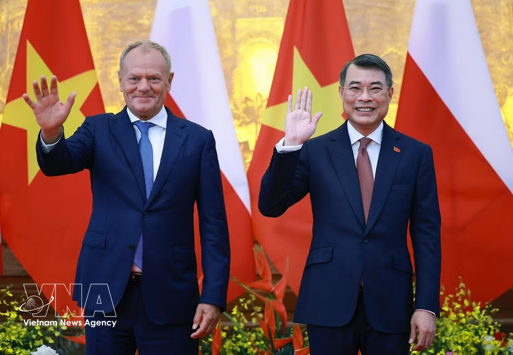 Prime Minister Le Minh Hung (R) and his Polish counterpart Donald Tusk in Hanoi on October 26 ﻿(Photo: VNA)