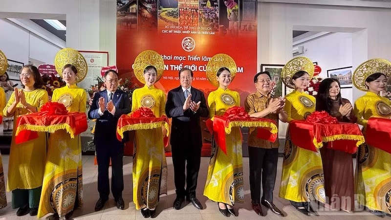 Các đại biểu thực hiện nghi thức cắt băng khai mạc. (Ảnh: Báo Nhân dân).