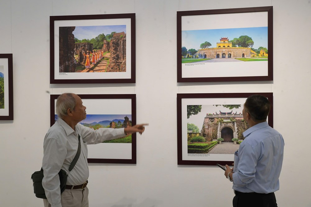 Khách tham quan Triển lãm