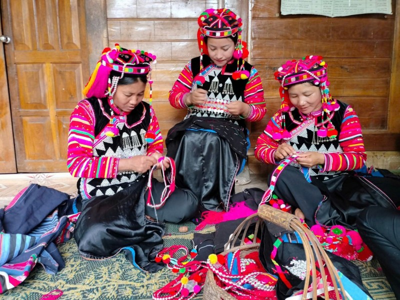 Phụ nữ Hà Nhì ở Sín Thầu gửi ký ức quê hương vào từng đường kim Phụ nữ Hà Nhì ở Sín Thầu gửi ký ức quê hương vào từng đường kim