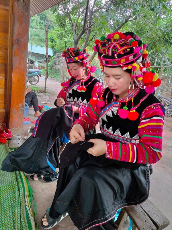 Phụ nữ Hà Nhì ở Sín Thầu gửi ký ức quê hương vào từng đường kim Phụ nữ Hà Nhì ở Sín Thầu gửi ký ức quê hương vào từng đường kim