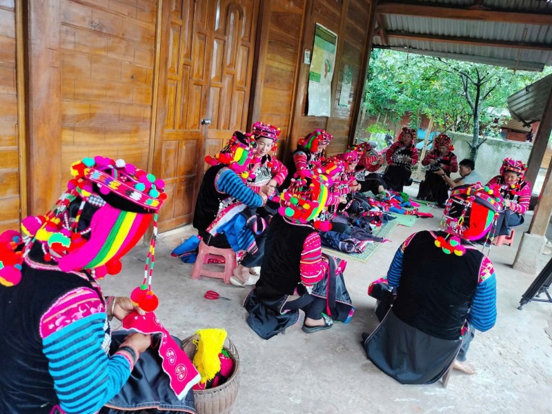 Phụ nữ Hà Nhì ở Sín Thầu gửi ký ức quê hương vào từng đường kim Phụ nữ Hà Nhì ở Sín Thầu gửi ký ức quê hương vào từng đường kim