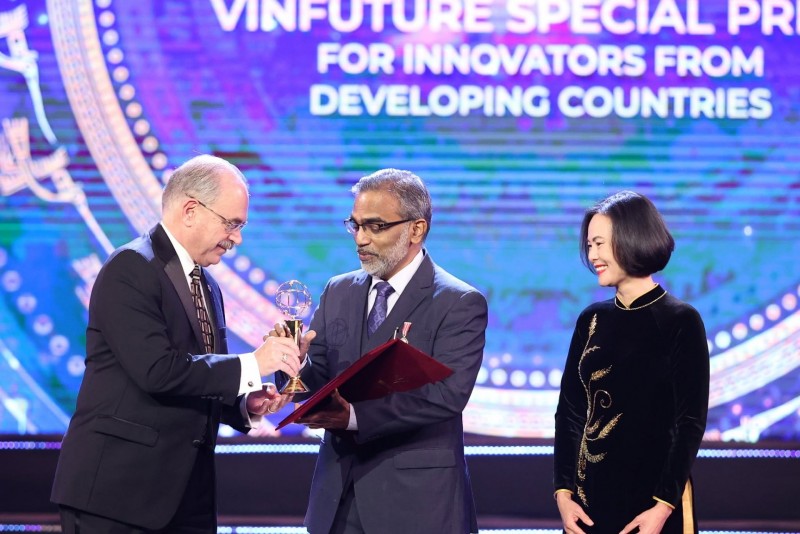 GS. Thalappil Pradeep nhận Giải Đặc biệt VinFuture 2022 dành cho Nhà khoa học đến từ các nước đang phát triển. (Ảnh: VFP). GS. Thalappil Pradeep nhận Giải Đặc biệt VinFuture 2022 dành cho Nhà khoa học đến từ các nước đang phát triển. (Ảnh: VFP).