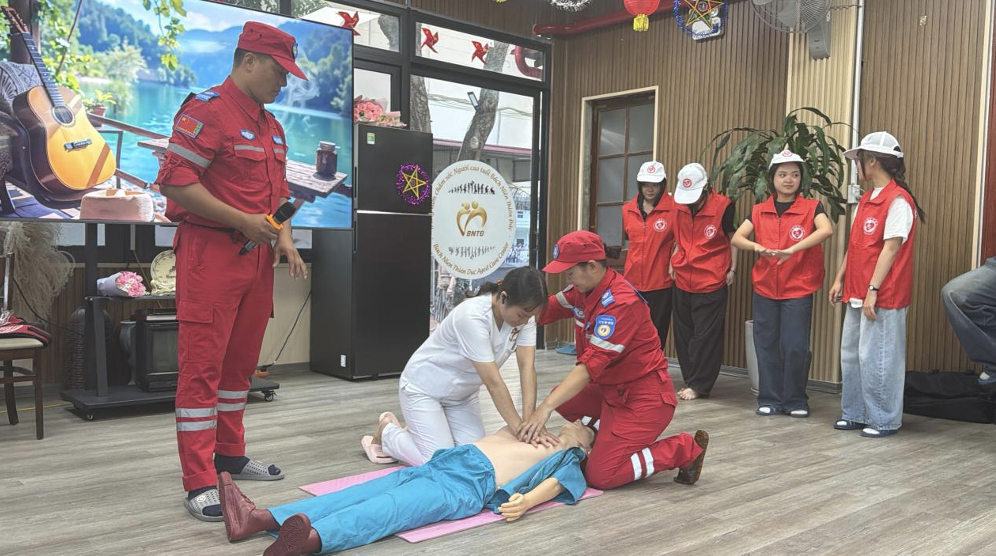南宁市星期六救援服务队为养老院护理员讲解心肺复苏急救要点 南宁市星期六救援服务队为养老院护理员讲解心肺复苏急救要点