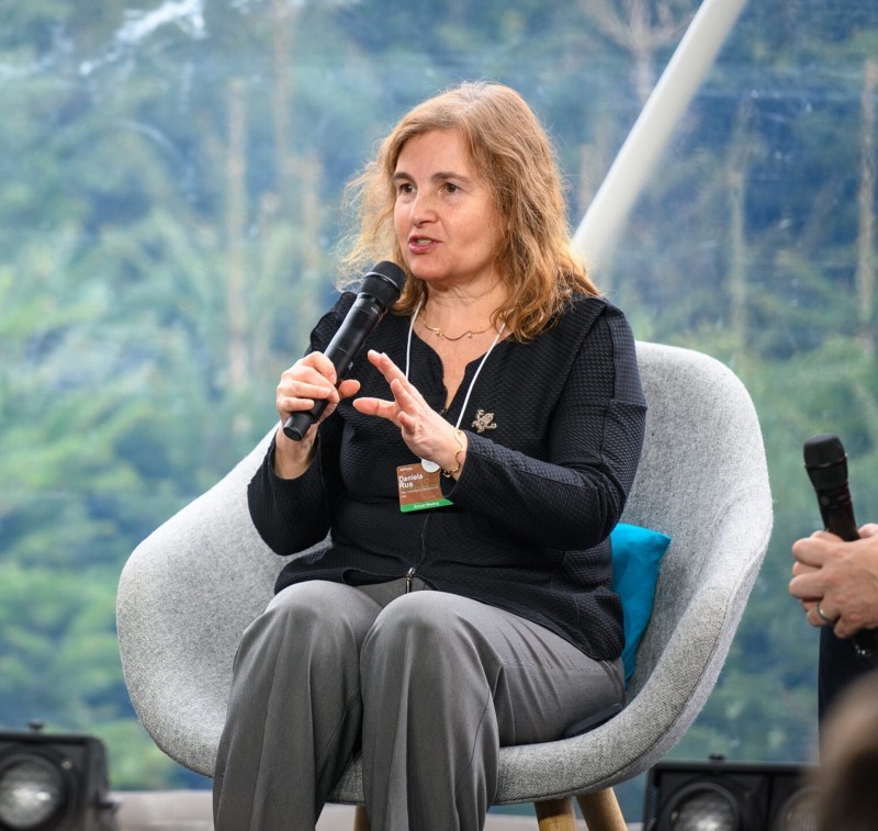 3. GS. Daniela Rus chia sẻ tại một sự kiện năm 2024. Ảnh: IIEE 3. GS. Daniela Rus chia sẻ tại một sự kiện năm 2024. Ảnh: IIEE