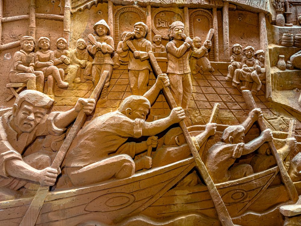 Relief carving in Thanh Ha pottery village (Photo: Collected)