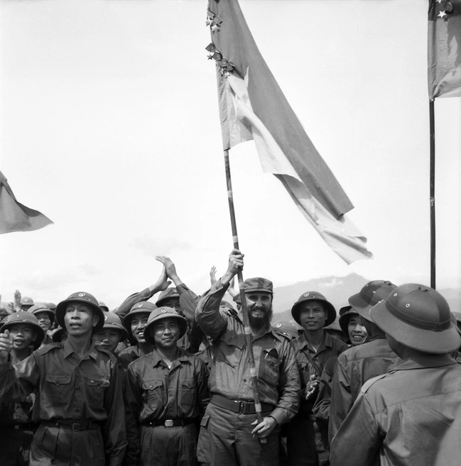Cuban leader Fidel Castro waves the Liberation Army flag at the Khe Sanh Battalion during his historic visit to the liberated zone in Quang Tri on September 15, 1973. (Photo: VNA)