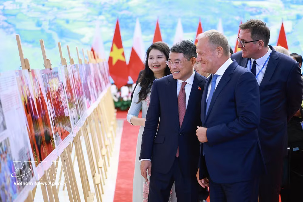 Prime Minister Le Minh Hung and Polish Prime Minister Donald Tusk view a photo exhibition on bilateral cooperation organised by the Vietnam News Agency (VNA). (Photo: VNA) Prime Minister Le Minh Hung and Polish Prime Minister Donald Tusk view a photo exhibition on bilateral cooperation organised by the Vietnam News Agency (VNA). (Photo: VNA)