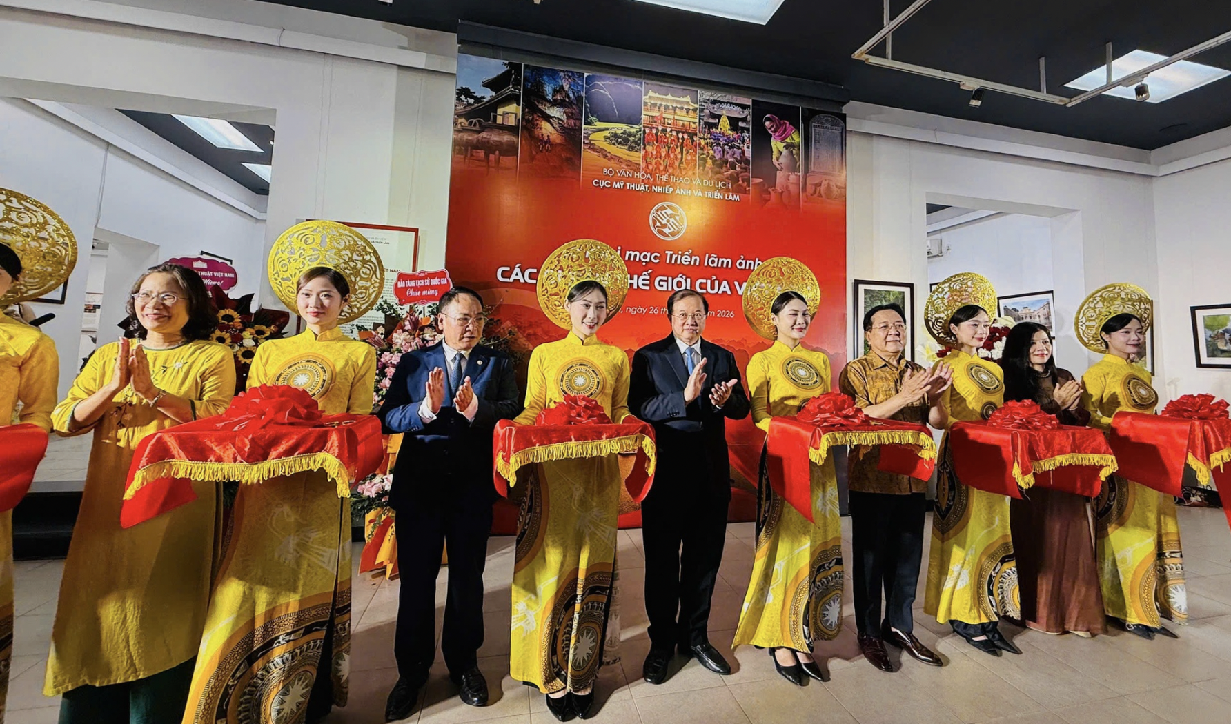 2026年10月26日,由越南文化体育与旅游部指导、美术摄影与展览局主办的“越南世界遗产”摄影展在河内市行排街29号展览馆隆重开幕,展期持续至11月3日。文化体育与旅游部副部长谢光东在开幕致辞中强调,文化是社会的精神基石与可持续发展的内生动力,保护与弘扬遗产不仅是守护历史积淀,更是维系民族认同与面向未来的责任。本次展览共展出100幅摄影力作,涵盖世界文化、自然、复合遗产及非物质文化遗产与记忆遗产等7大类别,生动推介了顺化古都遗迹群、会安古镇、美山占婆遗址、下龙湾、峰牙-己榜国家公园和长安名胜群等30处获联合国教科文组织(UNESCO)认可的代表性遗产。作品借助镜头语言展现了越南山川之胜、人文之厚以及人与自然的和谐交融。在数字化转型与国际融入背景下,展览有效连接了遗产保护、艺术创新与文化产业发展。适逢迎接越南文化遗产日(11月23日)与越南文化日(11月24日)之际,谢光东高度赞赏摄影界艺术家的创造性奉献,并呼吁全社会特别是青年一代携手守护好民族的无价之宝。 2026年10月26日,由越南文化体育与旅游部指导、美术摄影与展览局主办的“越南世界遗产”摄影展在河内市行排街29号展览馆隆重开幕,展期持续至11月3日。文化体育与旅游部副部长谢光东在开幕致辞中强调,文化是社会的精神基石与可持续发展的内生动力,保护与弘扬遗产不仅是守护历史积淀,更是维系民族认同与面向未来的责任。本次展览共展出100幅摄影力作,涵盖世界文化、自然、复合遗产及非物质文化遗产与记忆遗产等7大类别,生动推介了顺化古都遗迹群、会安古镇、美山占婆遗址、下龙湾、峰牙-己榜国家公园和长安名胜群等30处获联合国教科文组织(UNESCO)认可的代表性遗产。作品借助镜头语言展现了越南山川之胜、人文之厚以及人与自然的和谐交融。在数字化转型与国际融入背景下,展览有效连接了遗产保护、艺术创新与文化产业发展。适逢迎接越南文化遗产日(11月23日)与越南文化日(11月24日)之际,谢光东高度赞赏摄影界艺术家的创造性奉献,并呼吁全社会特别是青年一代携手守护好民族的无价之宝。
