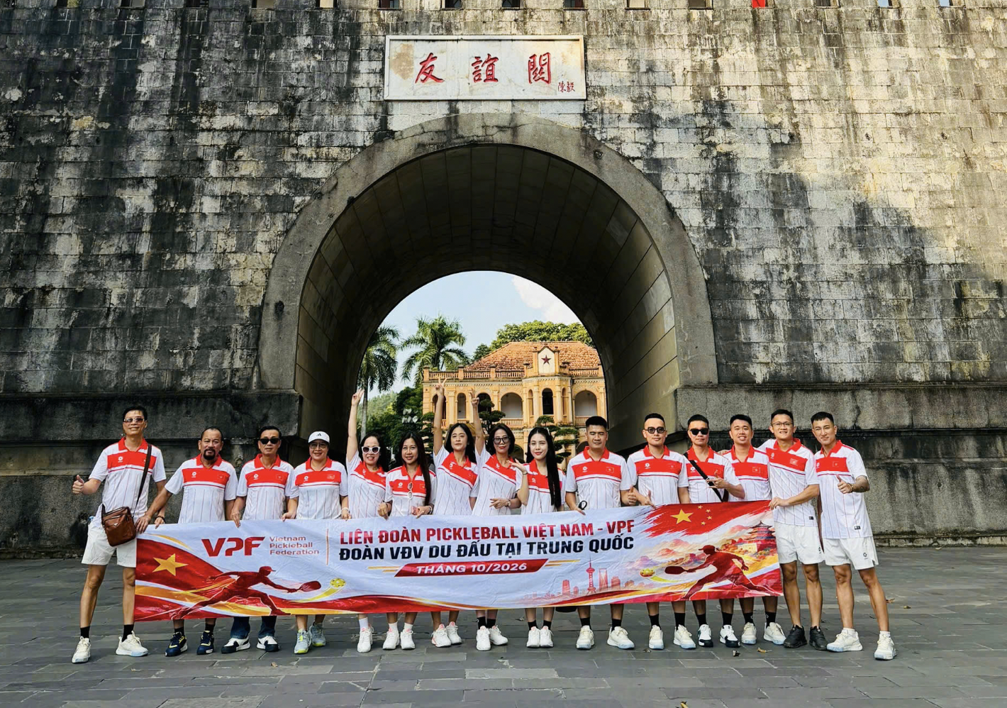 在2026年10月24日至25日于中国北海博阳匹克球馆举行的2026年“Dream Come True·博阳杯”北海匹克球公开赛上,越南代表团同来自新加坡、泰国、中国香港和中国澳门的各路选手同场竞技,发挥出色,以6项冠军、3项亚军和2项季军的骄人战绩荣膺团体总成绩第一。夺冠组合为:阮富福/范越兴(50—65岁男双)、何陈光/阮仲永(36—49岁男双)、阮国英/吴成达(18—35岁男双)、阮光兴/黎玉璧(36—49岁混双)、阮德遵/武秋恒(18—35岁混双)及陈氏妆/武秋恒(女双)。三项亚军分别由范越兴/丁美丽(50—65岁混双)、阮富德/阮德遵(18—35岁男双)和阮仲永/黎玉璧(18—35岁混双)获得;两项季军归属阮光兴/阮富福(36—49岁男双)与范琼梅/丁美丽(女双)。其中武秋恒独揽双冠表现尤为亮眼,多位选手一人兼顾多项并夺得名次,展现了越南运动员在多组别中均衡的技战术水平与过硬心理素质。越南匹克球联合会(VPF)宣传部副部长阮光兴强调,这是联合会自成立以来首次组团参加国际群众性赛事,斩获榜首殊荣意义非凡。 在2026年10月24日至25日于中国北海博阳匹克球馆举行的2026年“Dream Come True·博阳杯”北海匹克球公开赛上,越南代表团同来自新加坡、泰国、中国香港和中国澳门的各路选手同场竞技,发挥出色,以6项冠军、3项亚军和2项季军的骄人战绩荣膺团体总成绩第一。夺冠组合为:阮富福/范越兴(50—65岁男双)、何陈光/阮仲永(36—49岁男双)、阮国英/吴成达(18—35岁男双)、阮光兴/黎玉璧(36—49岁混双)、阮德遵/武秋恒(18—35岁混双)及陈氏妆/武秋恒(女双)。三项亚军分别由范越兴/丁美丽(50—65岁混双)、阮富德/阮德遵(18—35岁男双)和阮仲永/黎玉璧(18—35岁混双)获得;两项季军归属阮光兴/阮富福(36—49岁男双)与范琼梅/丁美丽(女双)。其中武秋恒独揽双冠表现尤为亮眼,多位选手一人兼顾多项并夺得名次,展现了越南运动员在多组别中均衡的技战术水平与过硬心理素质。越南匹克球联合会(VPF)宣传部副部长阮光兴强调,这是联合会自成立以来首次组团参加国际群众性赛事,斩获榜首殊荣意义非凡。
