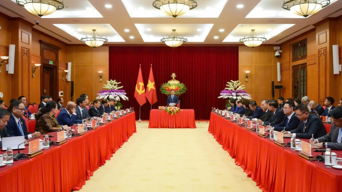 វៀតណាមចែករំលែកបទពិសោធន៍អំពីការផ្លាស់ប្តូរថ្មី និងការរៀបចំកែលម្អក្បាលម៉ាស៊ីនការងារជាមួយកម្ពុជា