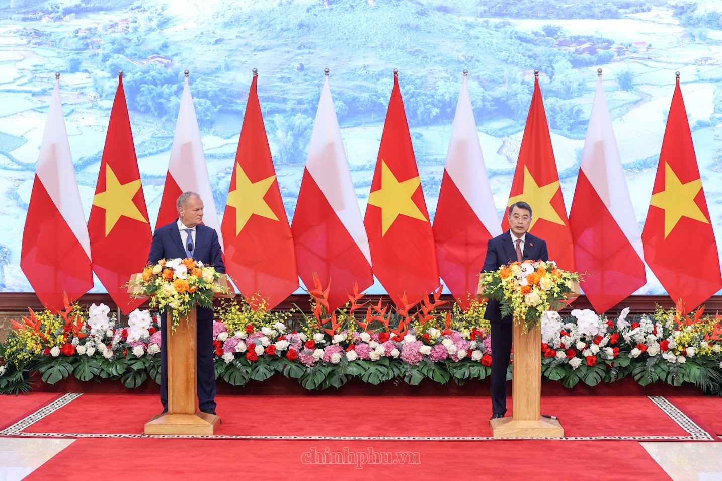 នាយករដ្ឋមន្ត្រី Le Minh Hung និងនាយករដ្ឋមន្ត្រីនៃសាធារណរដ្ឋប៉ូឡូញ Donald Tusk បានជួបប្រាស្រ័យទាក់ទងជាមួយសារព័ត៌មាន ដើម្បីជូនដំណឹងអំពីលទ្ធផលនៃកិច្ចពិភាក្សា។ នាយករដ្ឋមន្ត្រី Le Minh Hung និងនាយករដ្ឋមន្ត្រីនៃសាធារណរដ្ឋប៉ូឡូញ Donald Tusk បានជួបប្រាស្រ័យទាក់ទងជាមួយសារព័ត៌មាន ដើម្បីជូនដំណឹងអំពីលទ្ធផលនៃកិច្ចពិភាក្សា។