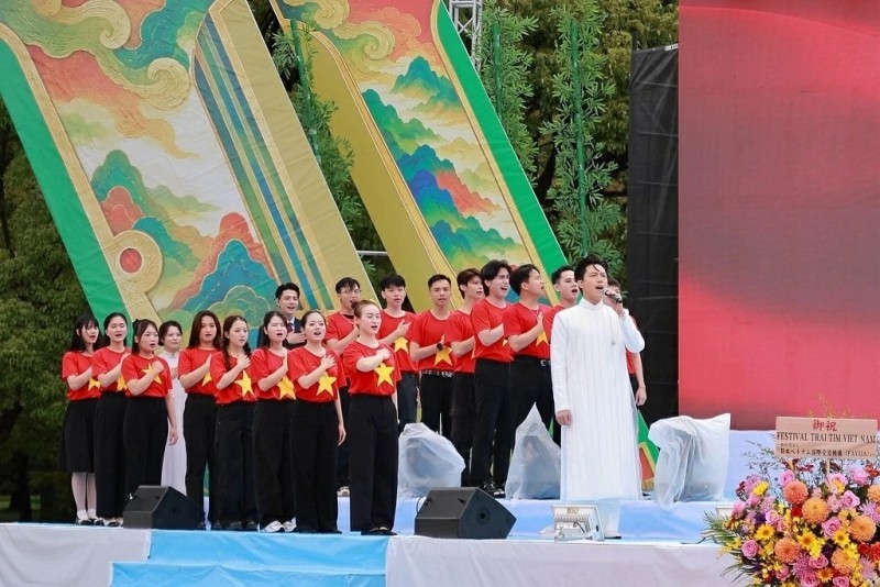 ការរួមសំឡេងច្រៀងបទចម្រៀងជាតិវៀតណាម របស់តារាចម្រៀង Anh Tu ជាមួយអាណិកជនវៀតណាមចំនួន ៣៤ នាក់ ដែលជាតំណាងឱ្យខេត្ត-ក្រុងទាំង ៣៤ នៃប្រទេសវៀតណាម។ ការរួមសំឡេងច្រៀងបទចម្រៀងជាតិវៀតណាម របស់តារាចម្រៀង Anh Tu ជាមួយអាណិកជនវៀតណាមចំនួន ៣៤ នាក់ ដែលជាតំណាងឱ្យខេត្ត-ក្រុងទាំង ៣៤ នៃប្រទេសវៀតណាម។