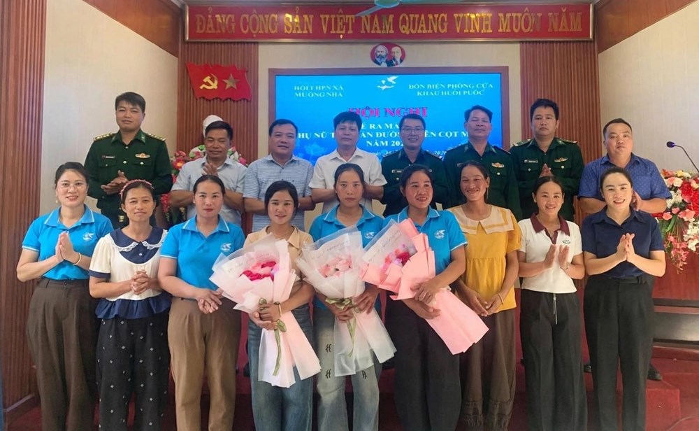 10月26日，越南奠边省惠珀口岸边防屯与芒雅社妇女联合会联合举行“妇女边界线与界碑自管组”模式成立仪式。该模式的推行，旨在发挥妇女在参与管理与保护国家领土主权、维护边界安全中的积极作用，增进军民鱼水团结，建设稳定安全的边境地区；同时紧密结合政府总理关于新形势下组织全民参与保卫领土主权和国家边界安全运动的第01号指示及“与边疆妇女同行”计划。活动期间，惠珀口岸边防屯政治员向当地群众普及了《国家边界法》、《越南边防法》等核心涉边法规，并详细阐明自管组的目标使命与成员职责。据此，各成员将积极动员家庭和民众严守党的主张与国家法律法规，不断提升国土安全防卫意识；与边防屯及地方政府保持密切协作，及时掌握并通报涉边境治安的异常动向；同时主动参与爱国竞赛运动、文化生活建设以及推动地方经济社会发展。通过该模式，边防力量与社妇联将进一步强化配合，切实筑牢边陲“民心阵势”。