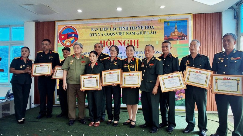 ເຊີນລາ ແລະ ແທງຮວ໋າ ສະແດງຄວາມຮູ້ບຸນຄຸນຕໍ່ທະຫານອາສາສະໝັກຫວຽດນາມທີ່ຊ່ວຍເຫຼືອລາວ