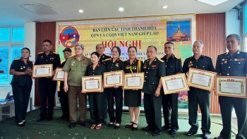 ເຊີນລາ ແລະ ແທງຮວ໋າ ສະແດງຄວາມຮູ້ບຸນຄຸນຕໍ່ທະຫານອາສາສະໝັກຫວຽດນາມທີ່ຊ່ວຍເຫຼືອລາວ