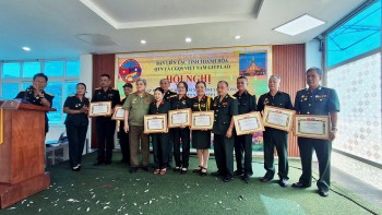 ເຊີນລາ ແລະ ແທງຮວ໋າ ສະແດງຄວາມຮູ້ບຸນຄຸນຕໍ່ທະຫານອາສາສະໝັກຫວຽດນາມທີ່ຊ່ວຍເຫຼືອລາວ