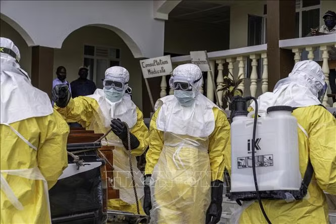 Nhân viên y tế tiến hành khử trùng để ngăn chặn sự lây lan của dịch Ebola tại Bunia, CHDC Congo. Ảnh: THX/TTXVN Nhân viên y tế tiến hành khử trùng để ngăn chặn sự lây lan của dịch Ebola tại Bunia, CHDC Congo. Ảnh: THX/TTXVN