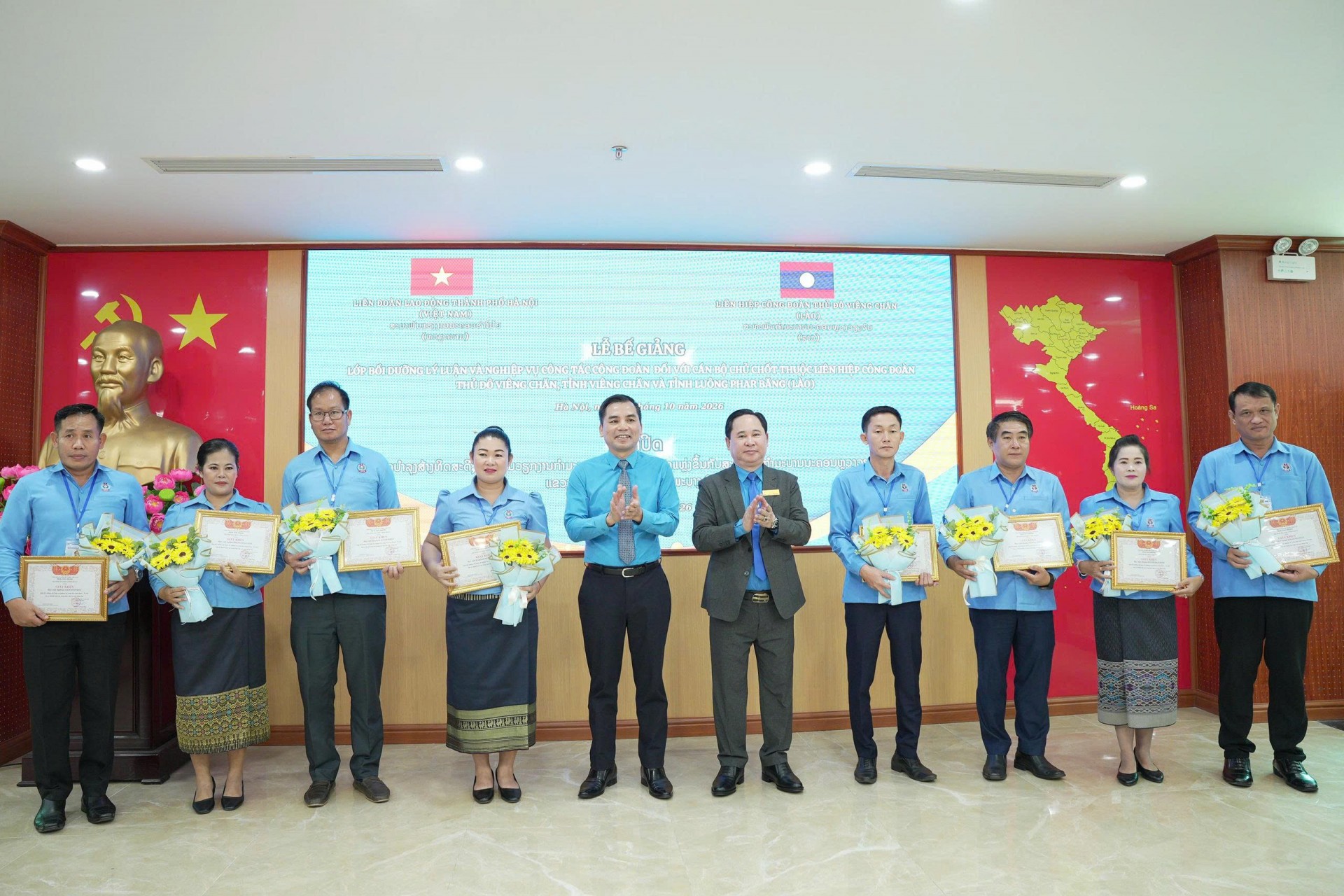 trao giấy khen cho các đồng chí học viên có thành tích xuất sắc trong học tập và xây dựng lớp. (Ảnh: LĐLĐ HN)