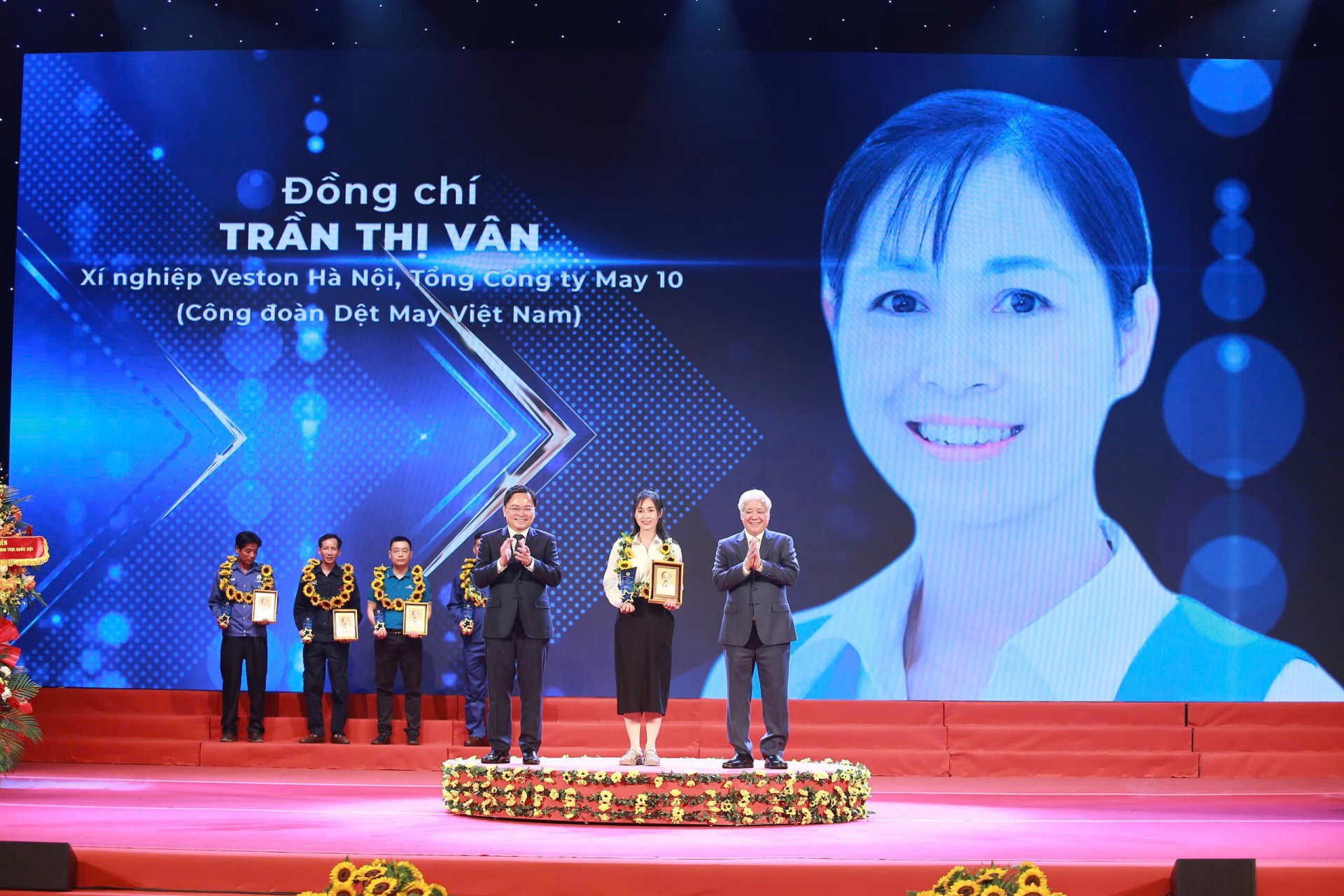 Chị Trần Thị Vân tại lễ tuyên dương 10 công nhân tiêu biểu toàn quốc năm 2026. (Ảnh: T.D) Chị Trần Thị Vân tại lễ tuyên dương 10 công nhân tiêu biểu toàn quốc năm 2026. (Ảnh: T.D)