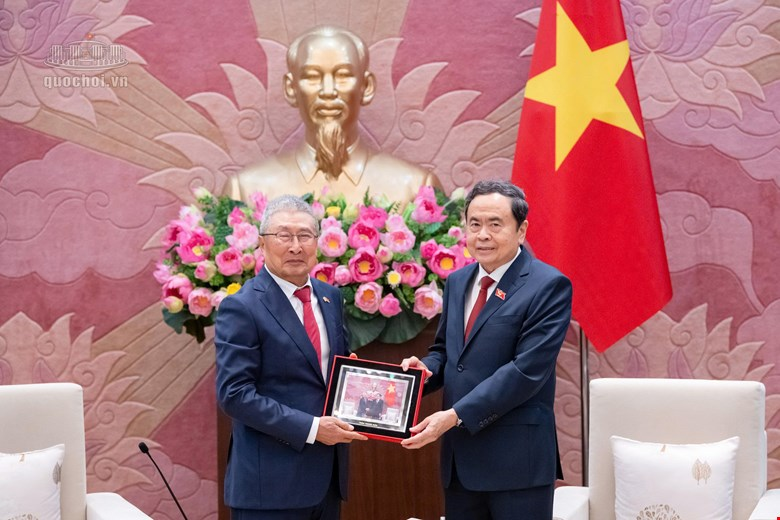 Chủ tịch Quốc hội Trần Thanh Mẫn trao quà tặng Chủ tịch Hội hữu nghị Hàn Quốc – Việt Nam Lee Shin Jae. Chủ tịch Quốc hội Trần Thanh Mẫn trao quà tặng Chủ tịch Hội hữu nghị Hàn Quốc – Việt Nam Lee Shin Jae.