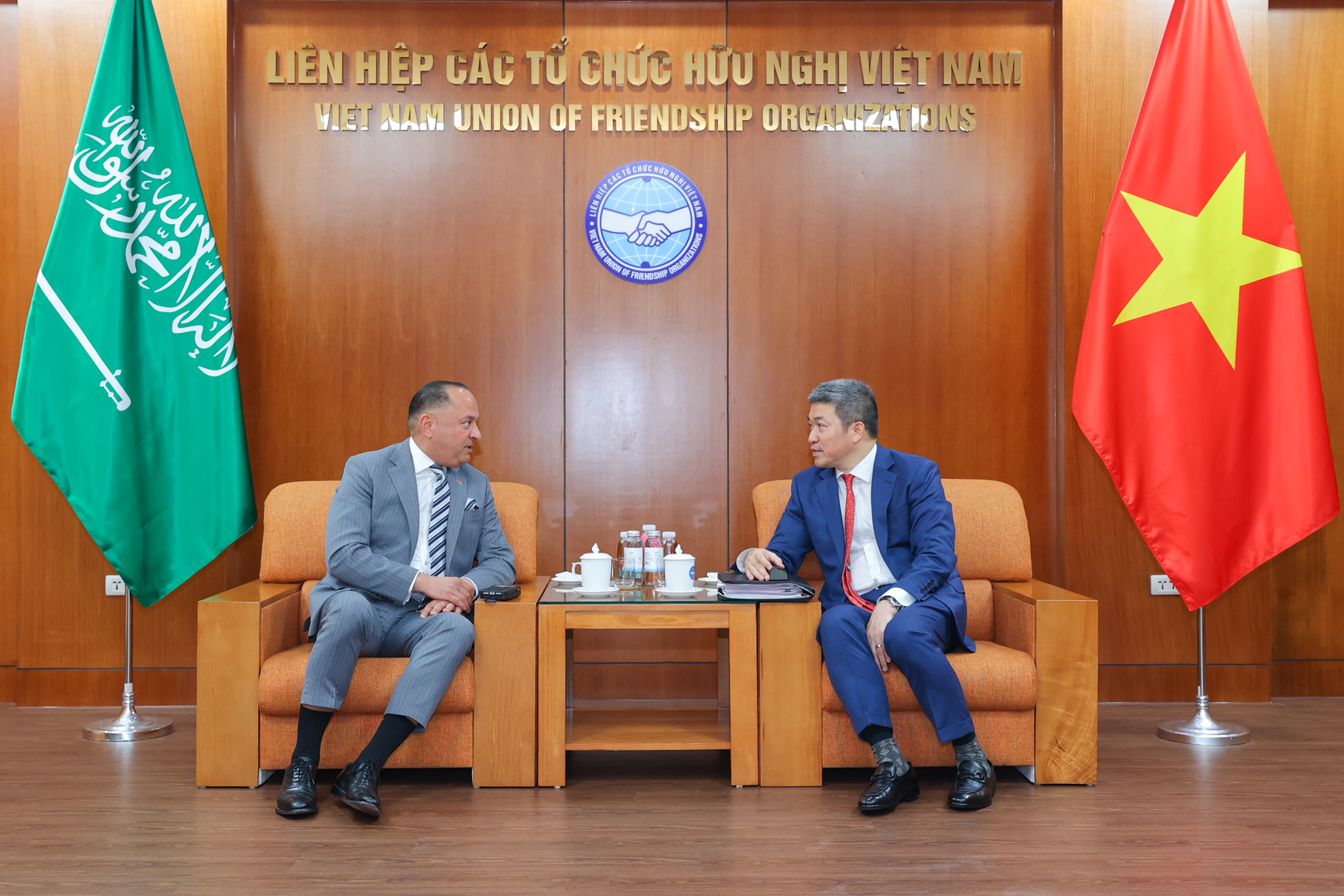 Chủ tịch Liên hiệp các tổ chức hữu nghị Việt Nam Phan Anh Sơn (phải) tiếp Đại sứ đặc mệnh toàn quyền Vương quốc Ả-rập Xê-út tại Việt Nam Thamer Mohammed A. Algosaibi. (Ảnh: Đinh Hòa)