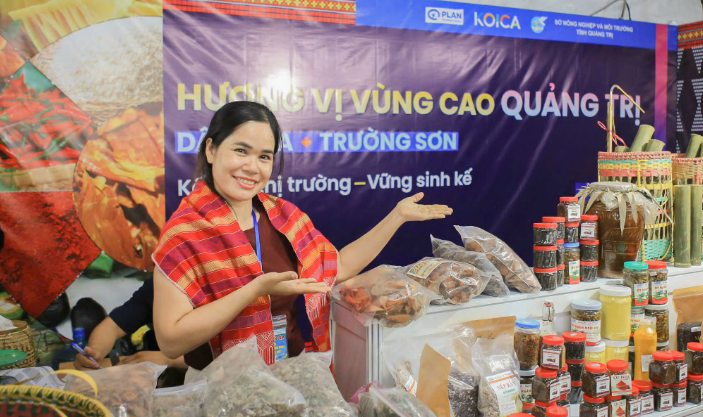 Women from Quang Tri's mountainous areas introduce locally produced agricultural products at a trade fair in Ho Chi Minh City. Women from Quang Tri's mountainous areas introduce locally produced agricultural products at a trade fair in Ho Chi Minh City.