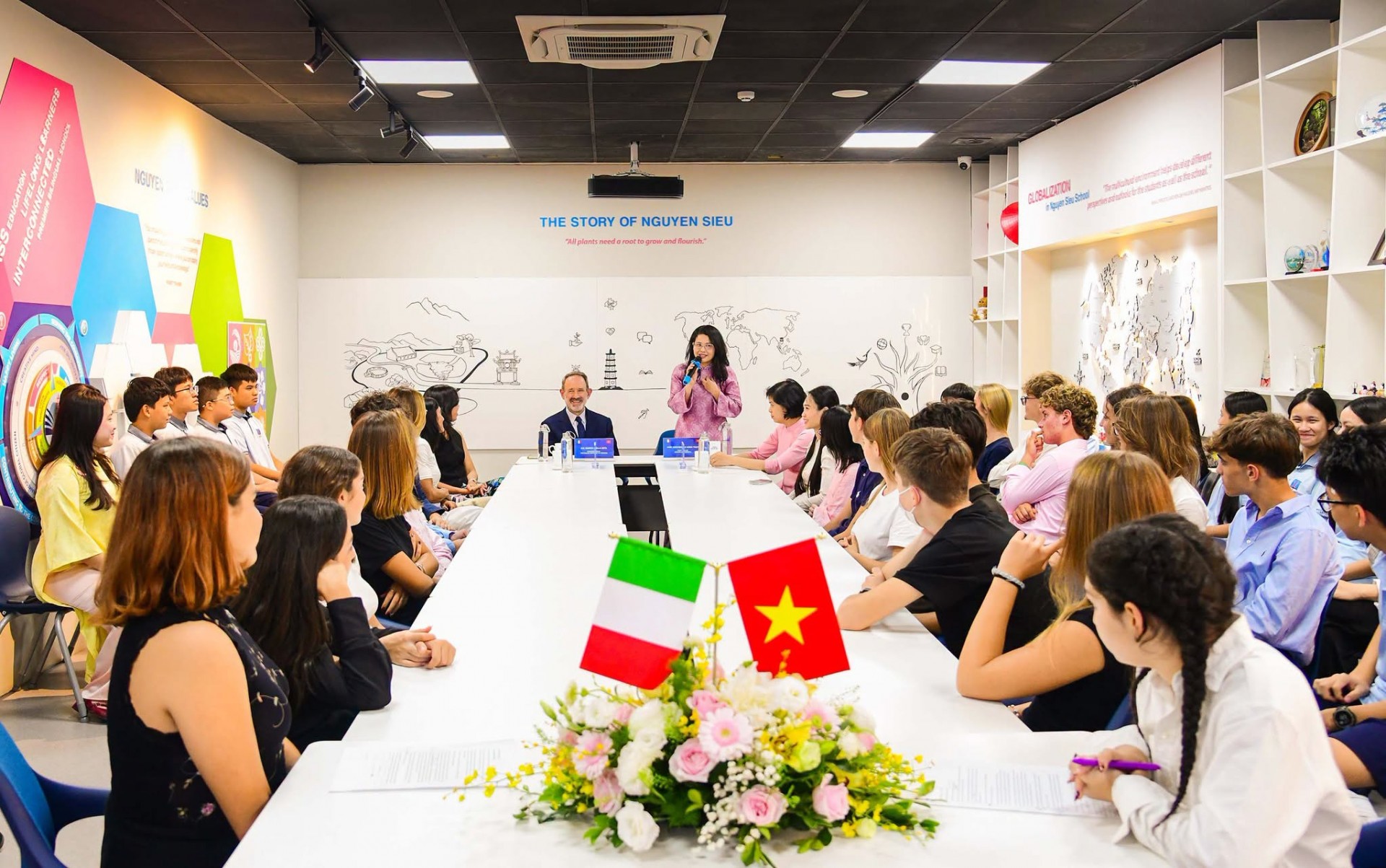 Italian Ambassador Highlights Role of Youth in Strengthening Viet Nam-Italy Ties
