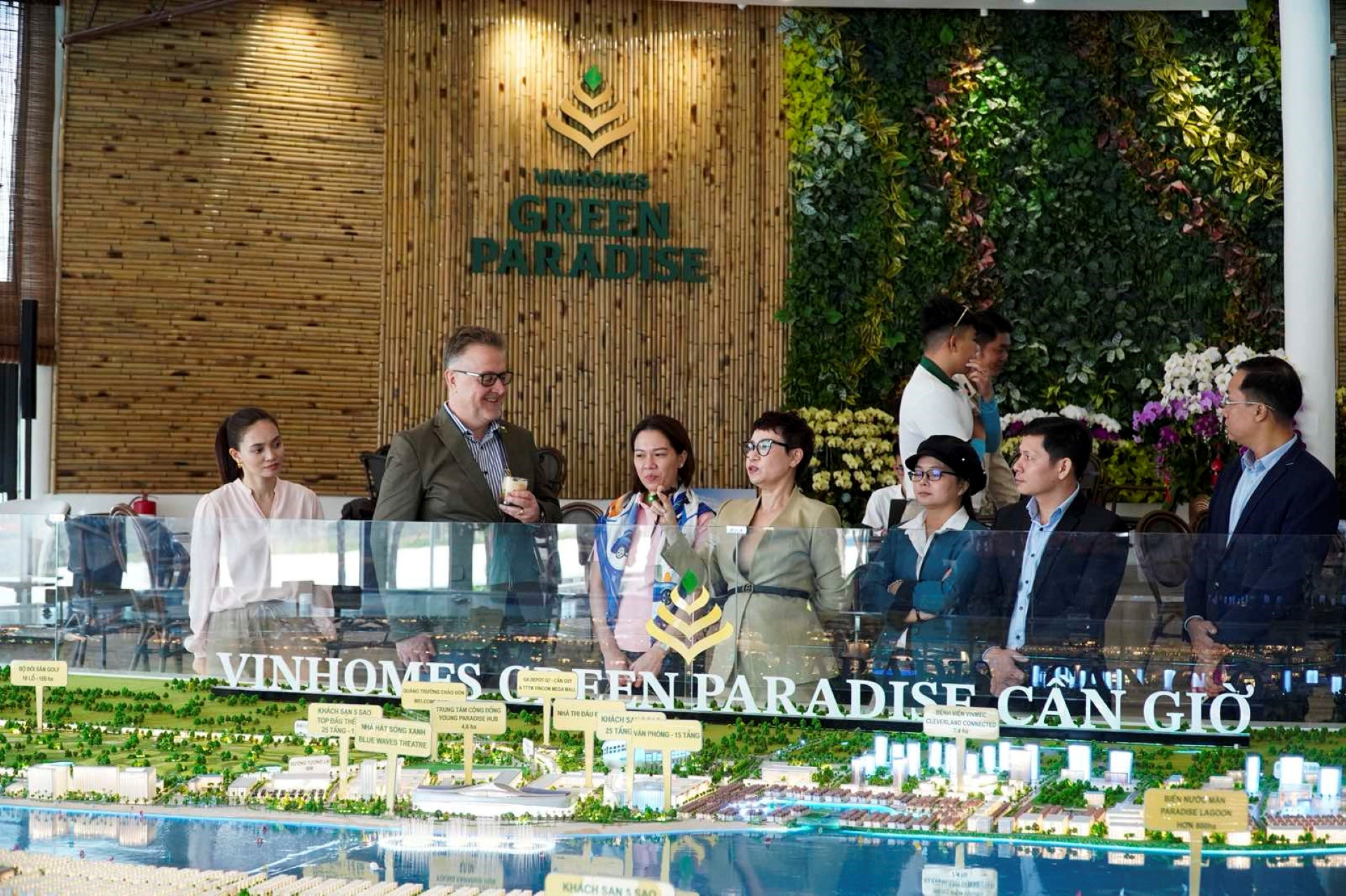 Ông Jean-Paul de la Fuente, Giám đốc New7Wonders trực tiếp đến Cần Giờ khảo sát và ấn tượng trước dự án Vinhomes Green Paradise. Ông Jean-Paul de la Fuente, Giám đốc New7Wonders trực tiếp đến Cần Giờ khảo sát và ấn tượng trước dự án Vinhomes Green Paradise.