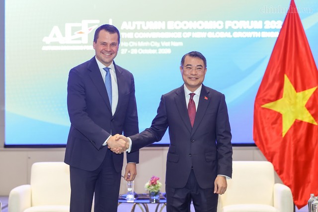 Prime Minister Le Minh Hung (R) and WEF Managing Director Stephan Mergenthaler, Ho Chi Minh City, October 28, 2026 - Photo: VNA Prime Minister Le Minh Hung (R) and WEF Managing Director Stephan Mergenthaler, Ho Chi Minh City, October 28, 2026 - Photo: VNA