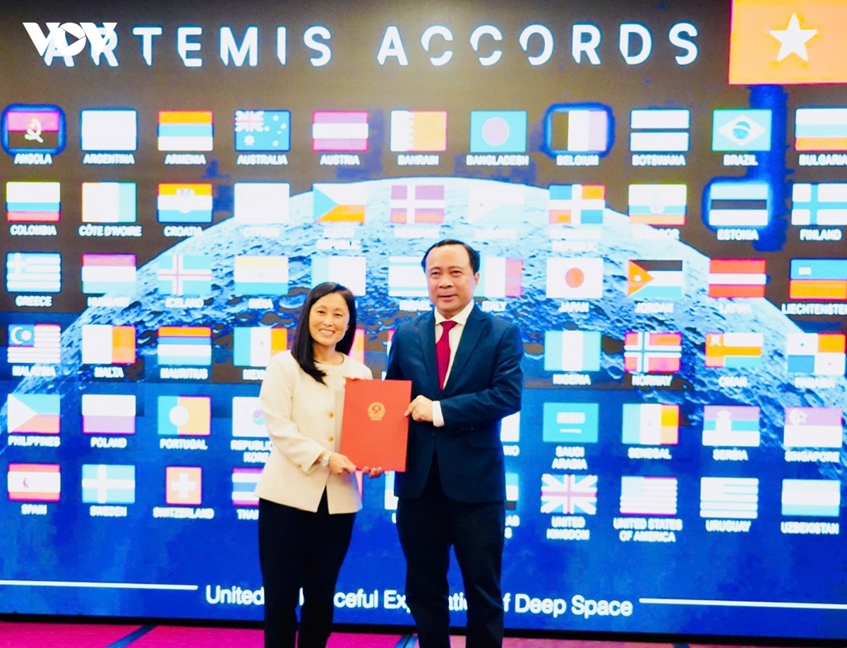 Vietnam joins Artemis Accords: US Ambassador to Vietnam Jennifer Wicks (L) hands over the document to Minister of Science and Technology Vu Hai Quan at a ceremony held in Quang Ninh city on October 28, on the sidelines of the Vietnam International Digital Week 2026. Vietnam joins Artemis Accords: US Ambassador to Vietnam Jennifer Wicks (L) hands over the document to Minister of Science and Technology Vu Hai Quan at a ceremony held in Quang Ninh city on October 28, on the sidelines of the Vietnam International Digital Week 2026.