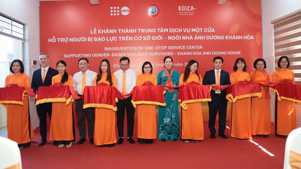 Các đại biểu tại lễ khai trương Ngôi nhà Ánh Dương tại Khánh Hòa. (Ảnh UNFPA) Các đại biểu tại lễ khai trương Ngôi nhà Ánh Dương tại Khánh Hòa. (Ảnh UNFPA)