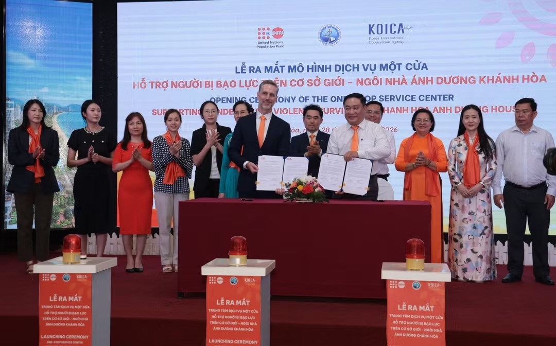 Ông Matt Jackson, Trưởng đại diện UNFPA tại Việt Nam và ông Trịnh Ngọc Hiệp, Phó Giám đốc Sở Y tế tỉnh Khánh Hòa, ký kết bàn giao Ngôi nhà Ánh Dương Khánh Hòa. (Ảnh UNFPA) Ông Matt Jackson, Trưởng đại diện UNFPA tại Việt Nam và ông Trịnh Ngọc Hiệp, Phó Giám đốc Sở Y tế tỉnh Khánh Hòa, ký kết bàn giao Ngôi nhà Ánh Dương Khánh Hòa. (Ảnh UNFPA)