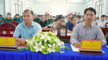 ឃុំ Long Thuan ឃោសនាផ្សព្វផ្សាយអំពីការខណ្ឌសីមា និងបោះបង្គោលព្រំដែន វៀតណាម - កម្ពុជា
