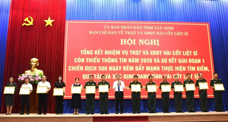ថ្នាក់ដឹកនាំខេត្ត Tay Ninh ប្រគល់ប័ណ្ណសរសើររបស់ប្រធានគណៈកម្មាធិការប្រជាជនខេត្ត ជូនដល់បណ្តាអង្គភាពសមូហភាពដែលមានស្នាដៃឆ្នើមក្នុងការងារស្វែងរក ប្រមូលផ្តុំ និងកំណត់អត្តសញ្ញាណអដ្ឋិធាតុយុទ្ធជនពលី។