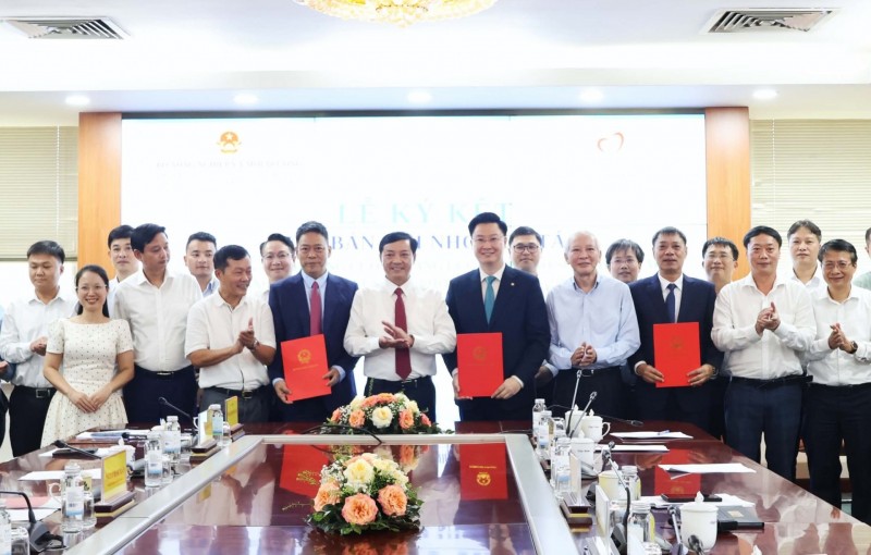 Thứ trưởng Bộ Nông nghiệp và Môi trường cùng đại diện Sở NN&MT 5 tỉnh tham gia thí điểm chương trình cùng chứng kiến lễ ký Biên bản ghi nhớ giữa Quỹ Thiện Tâm và Cục Khí tượng thuỷ văn, Cục quản lý đê điều và Phòng, chống thiên tai. Thứ trưởng Bộ Nông nghiệp và Môi trường cùng đại diện Sở NN&MT 5 tỉnh tham gia thí điểm chương trình cùng chứng kiến lễ ký Biên bản ghi nhớ giữa Quỹ Thiện Tâm và Cục Khí tượng thuỷ văn, Cục quản lý đê điều và Phòng, chống thiên tai.