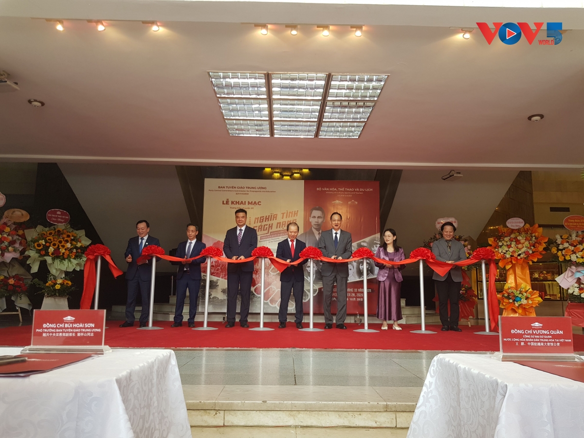 Các đại biểu thực hiện nghi thức cắt băng khai mạc trưng bày. Ảnh: Ngọc Anh