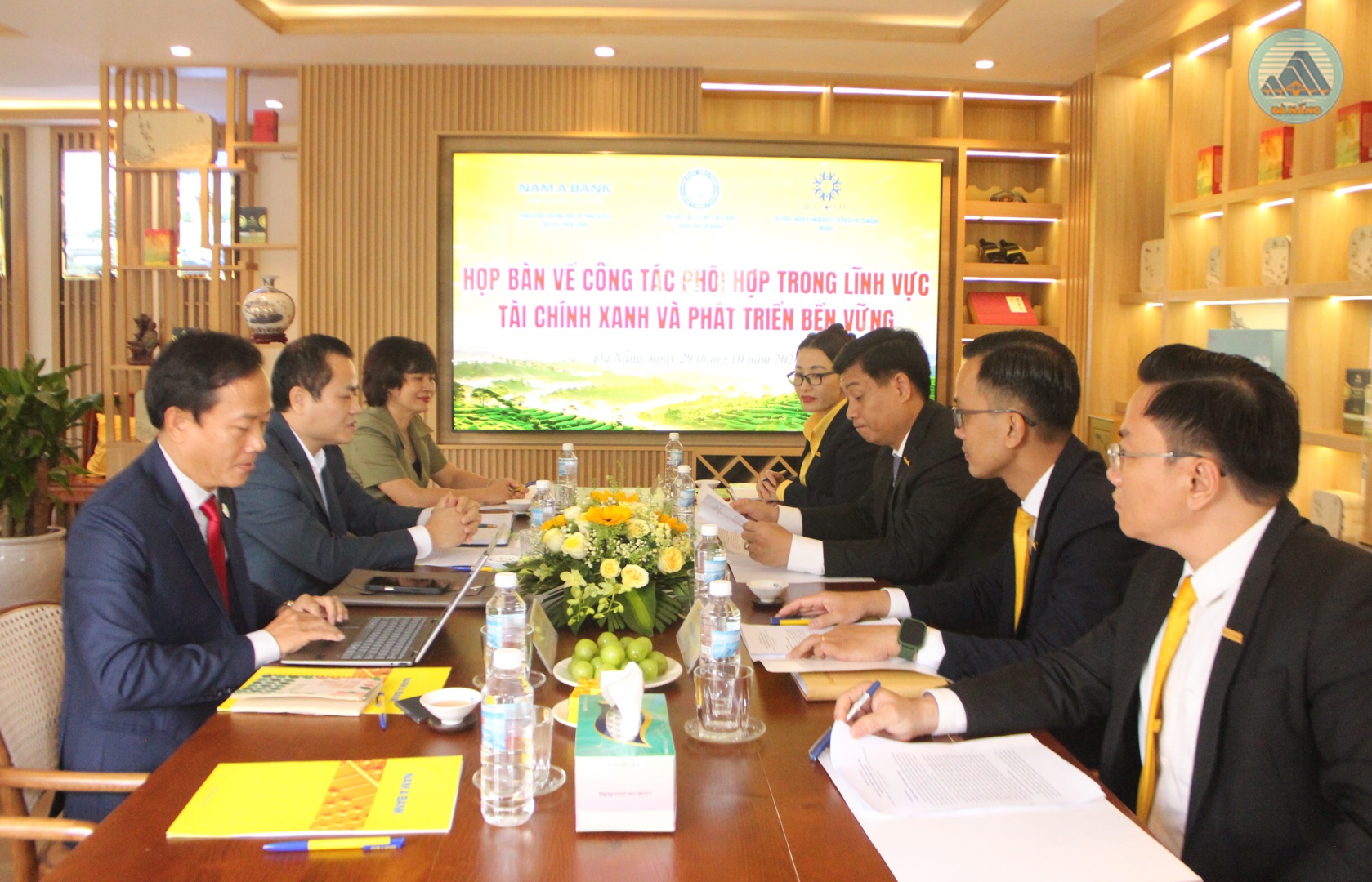 Cuộc làm việc giữa Liên hiệp các tổ chức hữu nghị thành phố Đà Nẵng, Ngân hàng TMCP Nam Á khu vực miền Trung và tổ chức WUSC. (Ảnh: Cổng TTĐT Đà Nẵng)