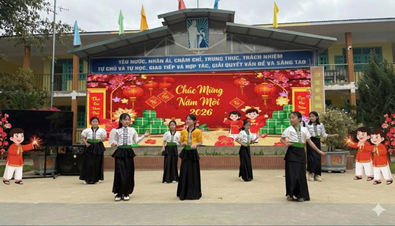 Vòng xòe nối những thế hệ người Thái ở Mường Luân Vòng xòe nối những thế hệ người Thái ở Mường Luân
