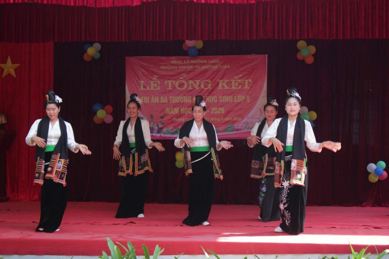 Vòng xòe nối những thế hệ người Thái ở Mường Luân Vòng xòe nối những thế hệ người Thái ở Mường Luân