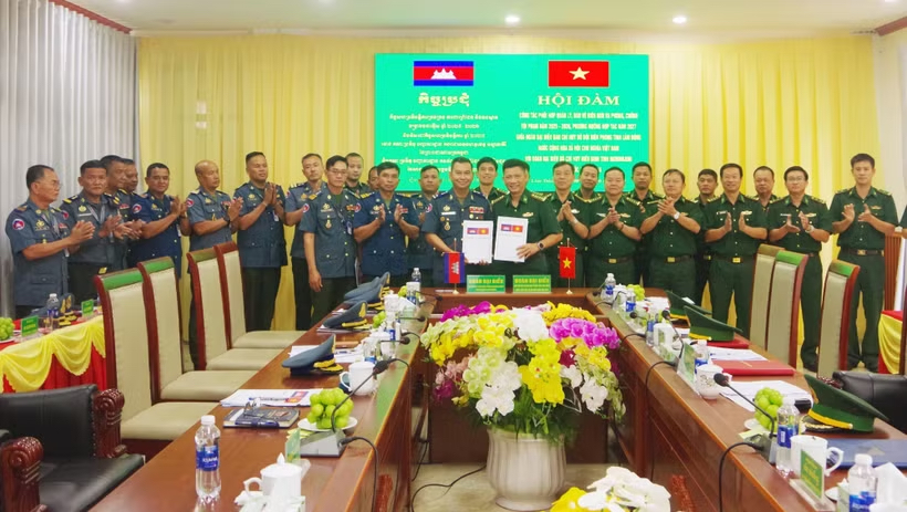 Representatives from the Lam Dong provincial Border Guard Command and the Mondulkiri provincial Gendarmerie Command sign the minutes of the talks. (Photo published by VNA) Representatives from the Lam Dong provincial Border Guard Command and the Mondulkiri provincial Gendarmerie Command sign the minutes of the talks. (Photo published by VNA)