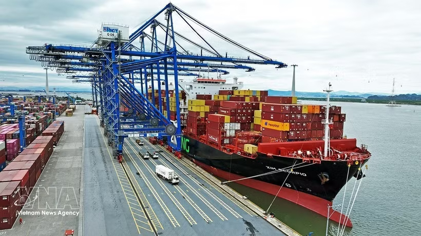Import and export goods at Lach Huyen Port in Hai Phong city. Photo: VNA Import and export goods at Lach Huyen Port in Hai Phong city. Photo: VNA