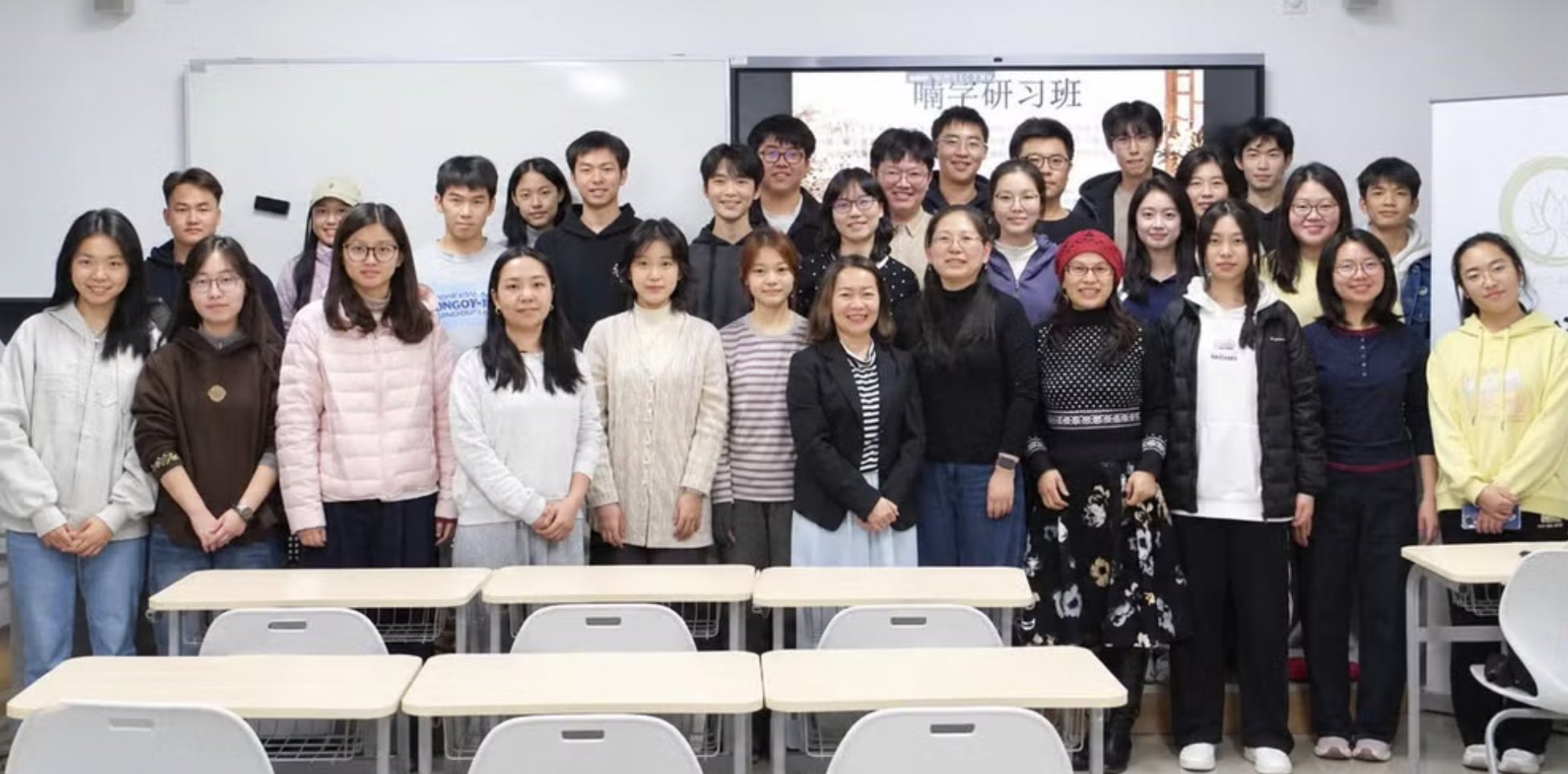 教师、学生与中国国家图书馆干部在北京外国语大学喃字课程开班当天合影。 教师、学生与中国国家图书馆干部在北京外国语大学喃字课程开班当天合影。