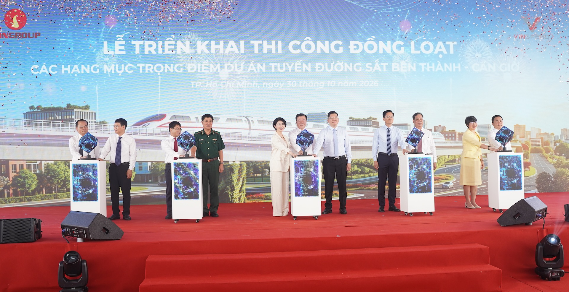 Các đại biểu thực hiện nghi thức bấm nút chính thức triển khai thi công đồng loạt các hạng mục trọng điểm của dự án tuyến đường sắt Bến Thành - Cần Giờ.