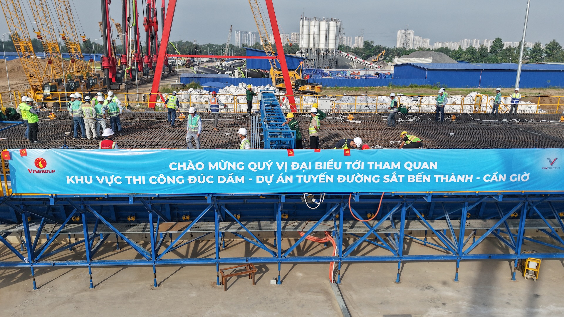 Không khí khẩn trương tại khu vực thi công đúc dầm của dự án tuyến đường sắt Bến Thành - Cần Giờ.