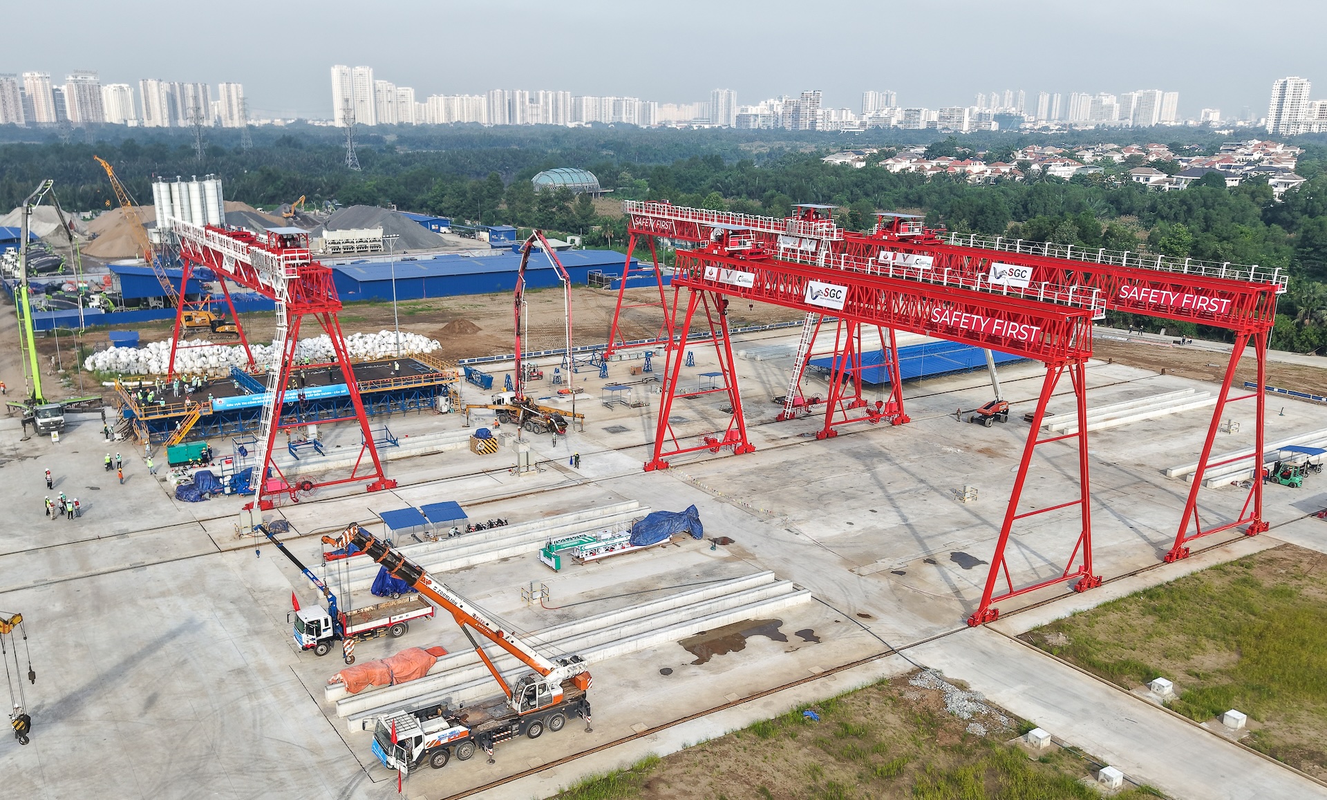 Toàn cảnh công trường bãi đúc dầm quy mô lớn với các cẩu trục và thiết bị thi công đang hoạt động phục vụ dự án.