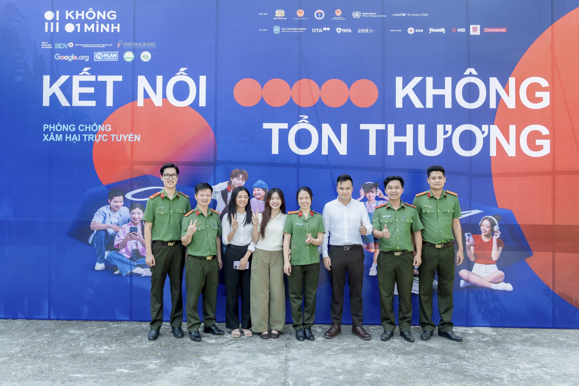 Cụm 2 (Nhờ báo chọn 1 ảnh): Từ tháng 9/2026, Vinamilk chính thức trở thành thành viên Liên minh Niềm tin số và đồng hành cùng chiến dịch truyền thông “Không một mình” (Ảnh: Minh Anh). Cụm 2 (Nhờ báo chọn 1 ảnh): Từ tháng 9/2026, Vinamilk chính thức trở thành thành viên Liên minh Niềm tin số và đồng hành cùng chiến dịch truyền thông “Không một mình” (Ảnh: Minh Anh).